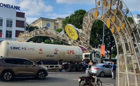 Xe chở khí gas tông sập cổng chiếu sáng tại TP Buôn Ma Thuột
