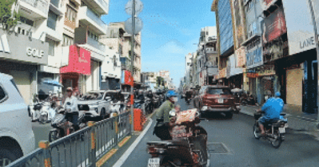 Xử phạt người đàn ông chở trẻ em đi ngược chiều, bỏ xe giữa đường cản trở giao thông