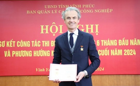 Ông Gianluca Fiume – TGĐ Piaggio Việt Nam được trao tặng kỷ niệm chương từ Bộ Kế hoạch và Đầu tư Việt Nam