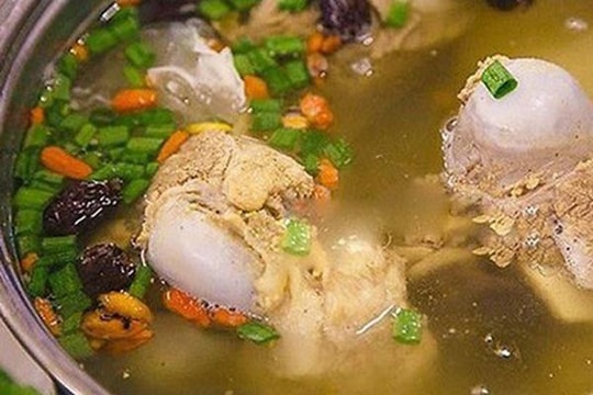 Đừng cho ngay xương vào nước để hầm, thêm vài bước, nước dùng vừa ngọt vừa trong