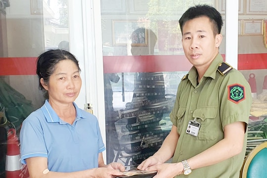 Bảo vệ Bệnh viện Bạch Mai tìm lại ví tiền cho bệnh nhân sau 1 giờ thất lạc