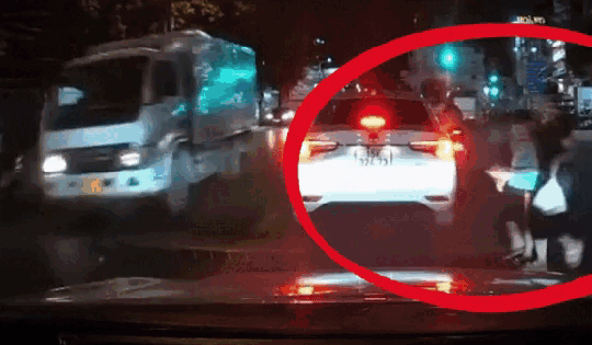 Video: Khoảnh khắc sang đường bất cẩn khiến người đi bộ bị xe máy vượt ẩu tông trúng