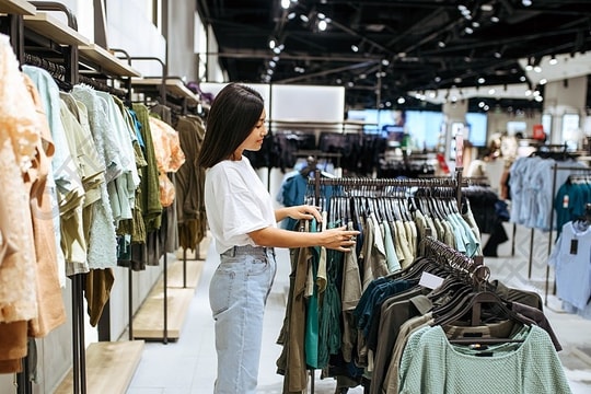 Mua sắm lén lút để tránh ánh mắt bạn đời