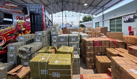 Ô tô đầu kéo rơ-mooc ngang nhiên vận chuyển hơn 20 tấn mỹ phẩm, hàng tiêu dùng nhiều 'không'