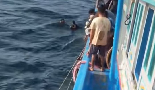 Khoảnh khắc thuyền viên tàu cá lao mình xuống biển cứu 9 ngư dân gặp nạn