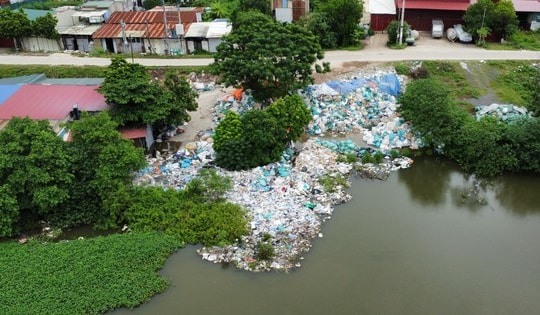 Đê Tả Cà Lồ (Sóc Sơn) bị lấn chiếm, phủ đầy rác (bài 3): Vì sao cả hệ thống chính quyền bất lực với gia đình ông Chử?