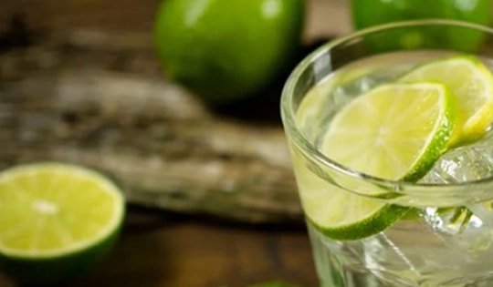 Khi pha nước chanh nên dùng nước nóng hay nước lạnh?