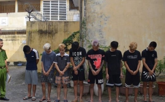 8 thanh thiếu niên chặn đánh người đi đường cướp xe máy