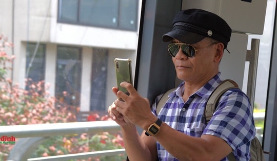 Hà Nội: Người dân thích thú khi lần đầu trải nghiệm tuyến đường sắt đô thị Nhổn - Ga Hà Nội