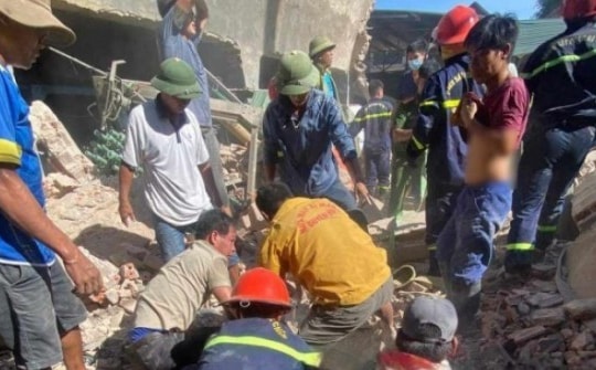 Sập nhà kho, nhiều người bị vùi lấp