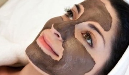 Làm mặt nạ từ than hoạt tính giúp da sáng mịn hơn