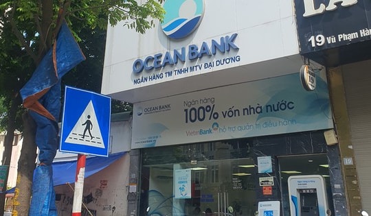 Tòa nhà có phòng giao dịch Oceanbank bị đình chỉ nhưng vẫn ngang nhiên dẹp bỏ rào chắn để hoạt động, lãnh đạo UBND quận Cầu Giấy có biết?