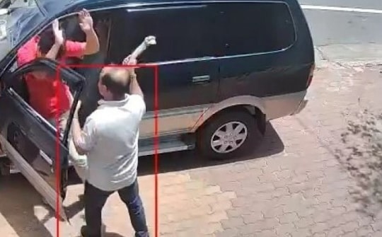 Camera ghi lại 1 người đàn ông truy đuổi, đập kính ô tô