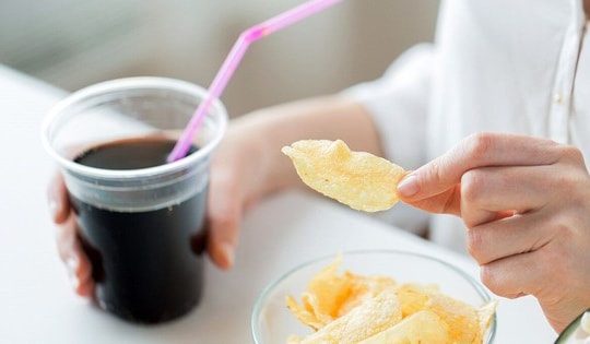 8 thực phẩm nên tránh khi bị loãng xương