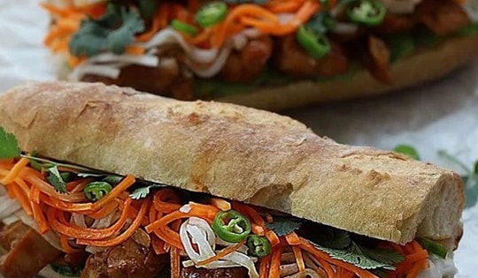 146 người nghi ngộ độc sau khi ăn bánh mì thịt