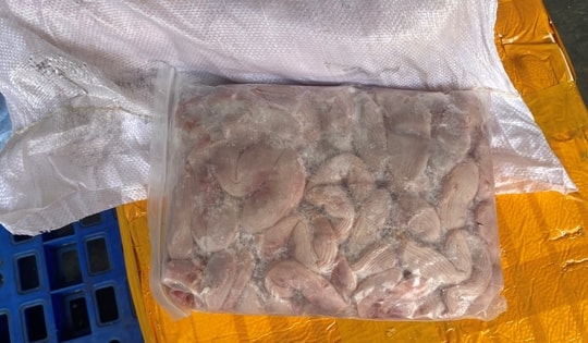 Kinh hoàng dồi lợn, nầm lợn đông lạnh được thu mua trôi nổi, tiểu thương tiêu thụ 'ăn chênh'