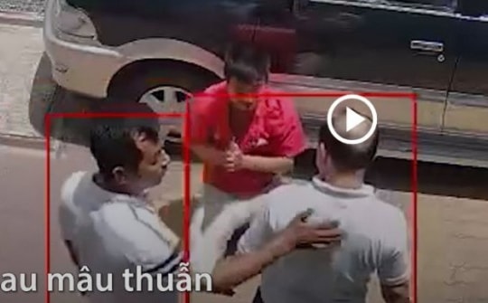 Tài xế bị bắt quỳ xin lỗi: 'Tôi lo cho vợ con trên xe'