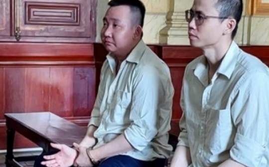 Chiếm đoạt 161 điện thoại và máy tính bảng của công ty, 2 bị cáo lãnh 37 năm tù