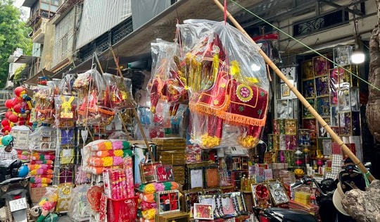 Nhà lầu xe hơi hàng hiệu bày la liệt, phố Hàng Mã vắng khách mua