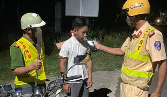 Nam thanh niên 17 tuổi say xỉn, mang dao phóng lợn đi thăm người yêu