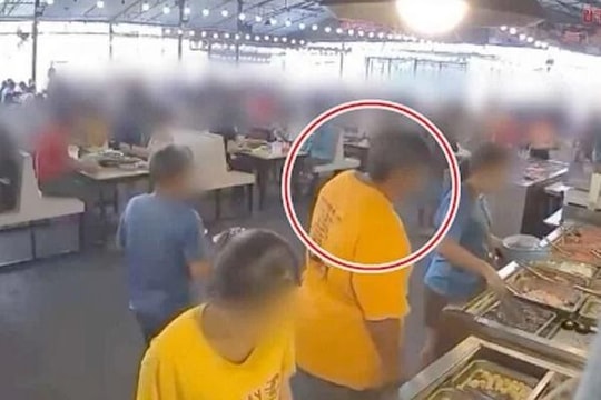 Khách ăn buffet miệt mài suốt 2 tiếng rồi chê dở, đòi trả lại tiền