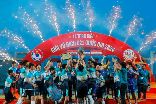 Ông Nguyễn Đức Thụy tiếp tục thưởng nóng 500 triệu cho đội U21 LPBank - HAGL, tổng thưởng nóng từ “ông bầu” đạt hơn 1 tỷ sau 9 tháng “chung nhà”