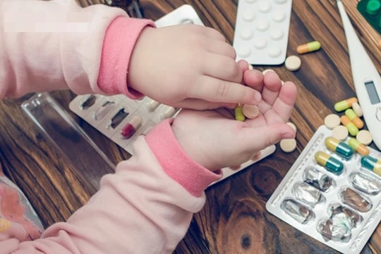 Nhờ em trai 5 tuổi pha thuốc hạ sốt, cô gái 19 tuổi nguy kịch