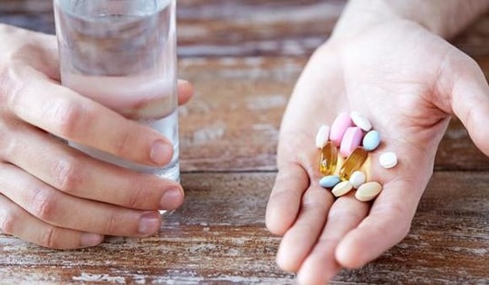 Cô gái 19 tuổi ở Phú Thọ nhập viện cấp cứu sau khi uống thuốc hạ sốt do em trai pha