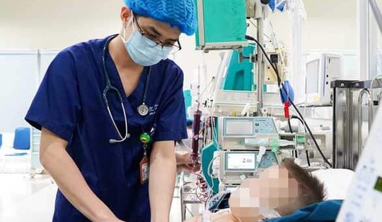 Bé trai 3 tuổi hôn mê sâu, tiên lượng nặng do cấp cứu đuối nước sai cách