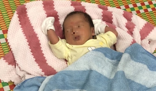 Xót xa cháu bé bị bỏ rơi cùng mảnh giấy ghi nội dung nhờ nuôi giúp