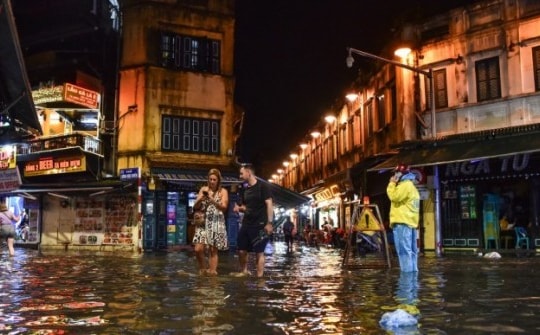 Phố cổ Hà Nội ngập sau trận mưa lớn