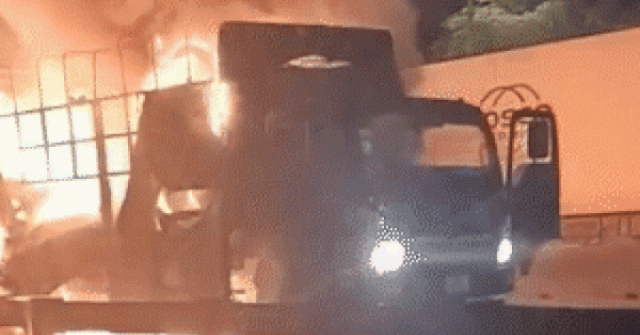 Thấy xe tải cháy, tài xế chạy khoảng 2km kêu cứu người dân