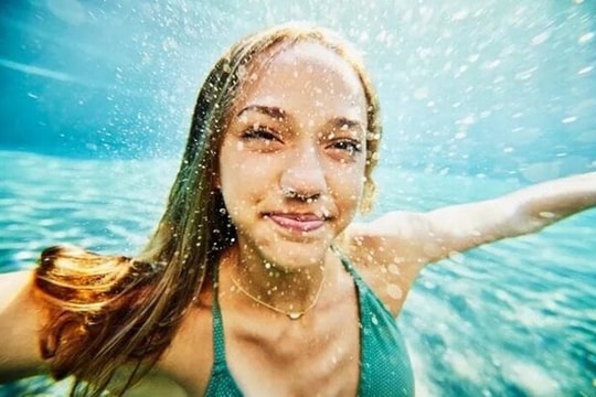 Xuống bể bơi, cô gái sốc khi tóc bỗng hóa xanh: 'Thủ phạm' bất ngờ