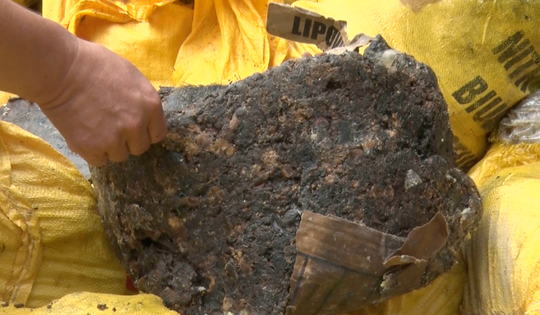 Kinh hoàng 11 tấn mỡ dạng cô đặc đen kịt, bốc mùi hôi thối, tiểu thương vẫn vận chuyển tiêu thụ