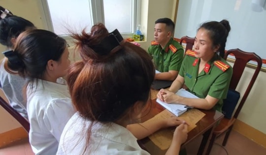 Bắt 3 thiếu nữ bán 2 bé gái vào quán karaoke