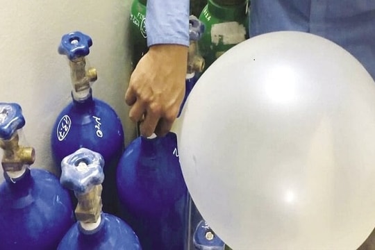 Hít 15 quả bóng cười, cô gái 16 tuổi bị liệt 2 chân