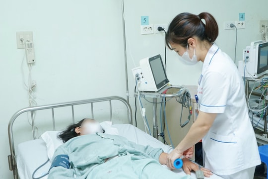 Đau dữ dội sau ăn yến chưng, đi khám phát hiện dị vật là hạt táo đỏ