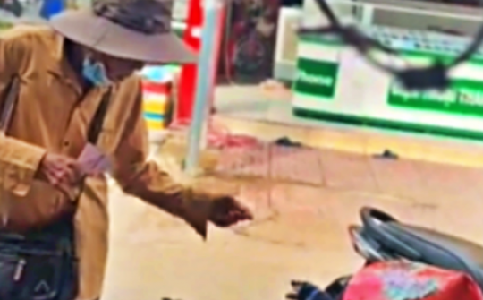 Dùng tiền để dành 'giải cứu' bầy chim sáo bị nhốt, cụ ông bán vé số gây xúc động