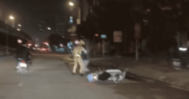 [CLIP] Đạo chích lao xe vào cảnh sát hòng giải cứu đồng bọn song bất thành