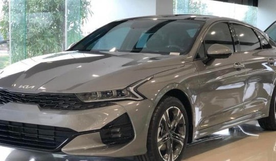Giá lăn bánh Kia K5 mới nhất rẻ không tưởng, Toyota Camry 'thấy gờm' về doanh số