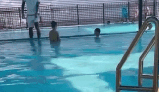 Hà Nội: Phẫn nộ cảnh người đàn ông dìm đầu bé trai xuống bể bơi