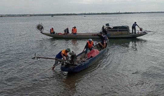 Người bố quặn lòng khi thấy con trai nhảy cầu trong đêm