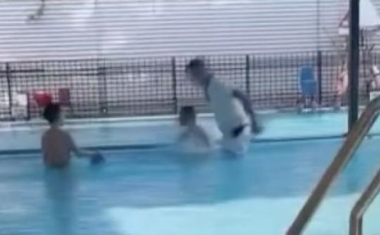 Quận Tây Hồ thông tin về clip người đàn ông dúi đầu cháu bé tại bể bơi