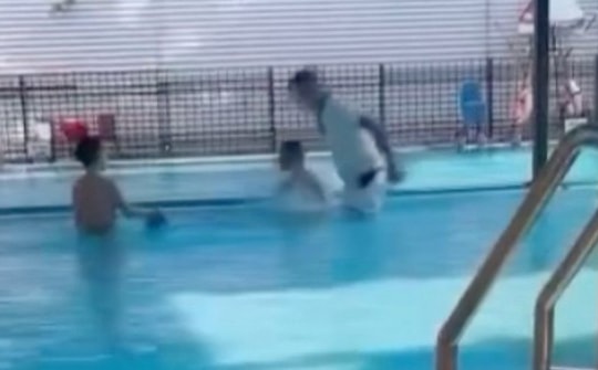 Công an xác minh clip ghi cảnh bé trai bị dìm đầu xuống bể bơi