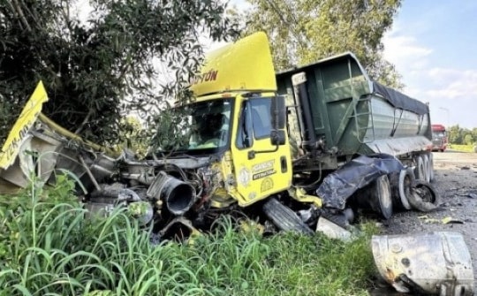 Va chạm với xe đầu kéo, ô tô con bẹp dúm, tài xế văng xuống ruộng tử vong