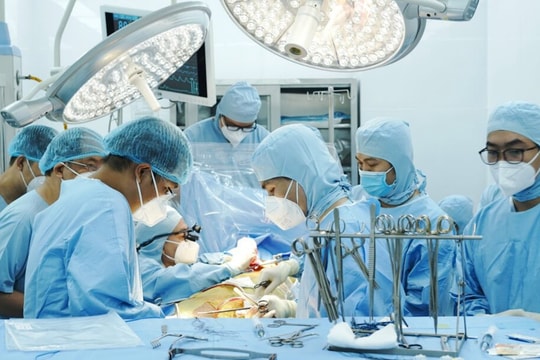 Bệnh viện 'sợ' đấu thầu, bệnh nhân TP.HCM chờ 3 tháng chưa được thay khớp háng