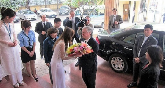 Quy định về tiếp khách nước ngoài của Chủ tịch Ủy ban nhân dân Thành phố Hà Nội mới nhất