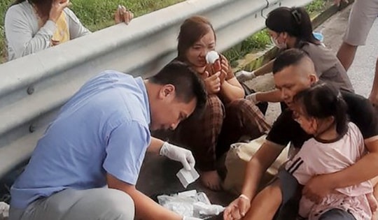 Cán bộ y tế kể phút phá cửa xe, cấp cứu người gặp tai nạn trên cao tốc