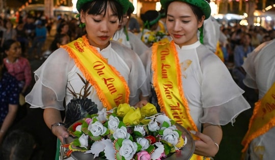 Cài bông hồng lên ngực áo trong đêm Vu Lan, xúc động khi nhắc đến công cha nghĩa mẹ