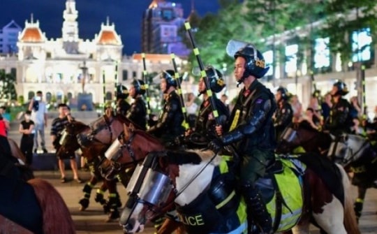 Kỵ binh tập luyện diễu hành ở phố đi bộ Nguyễn Huệ